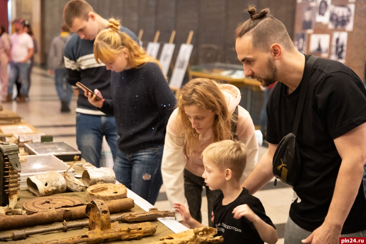Реликвии, найденные поисковиками в Псковской области, представили в Музее Победы