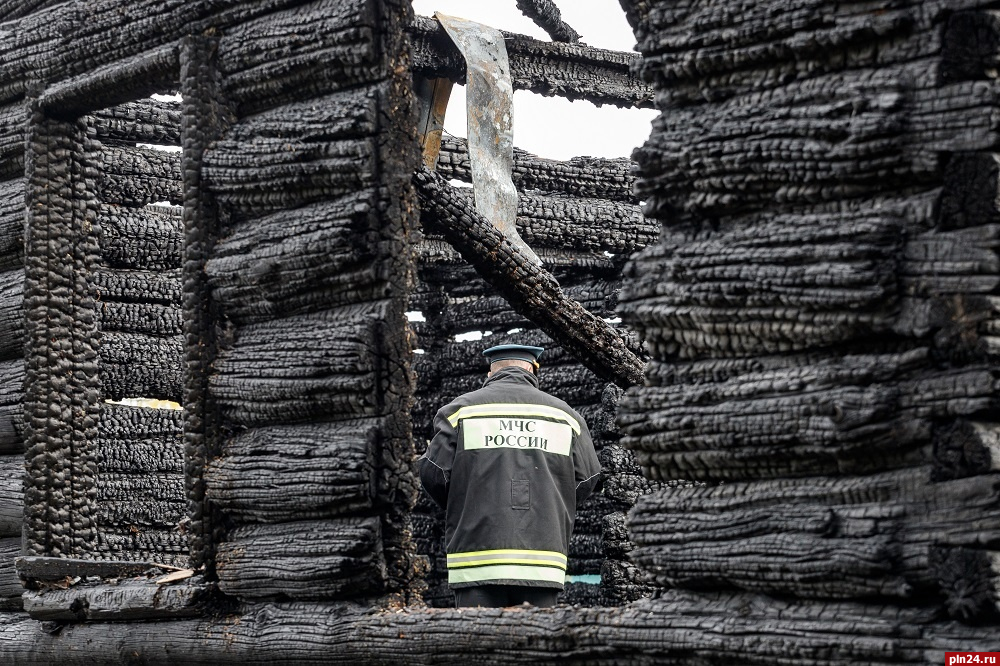 Бесхозные строения сгорели в Псковской области из-за неосторожного обращения с огнем
