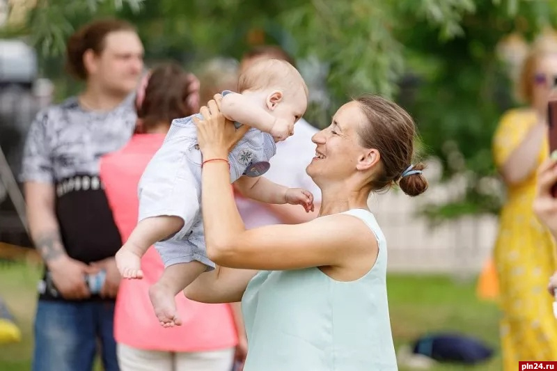 Большинство россиян поддерживают награждение матерей-героинь