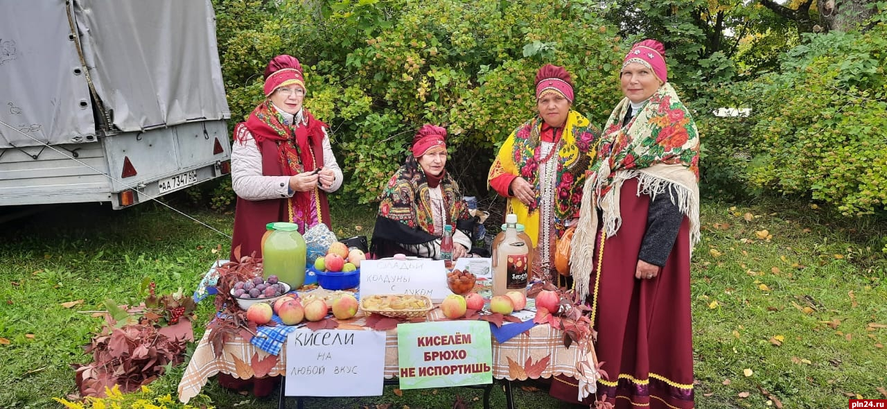 Купцов, хороводы и девиц-красавиц можно увидеть на осенней ярмарке Пустошкинского района