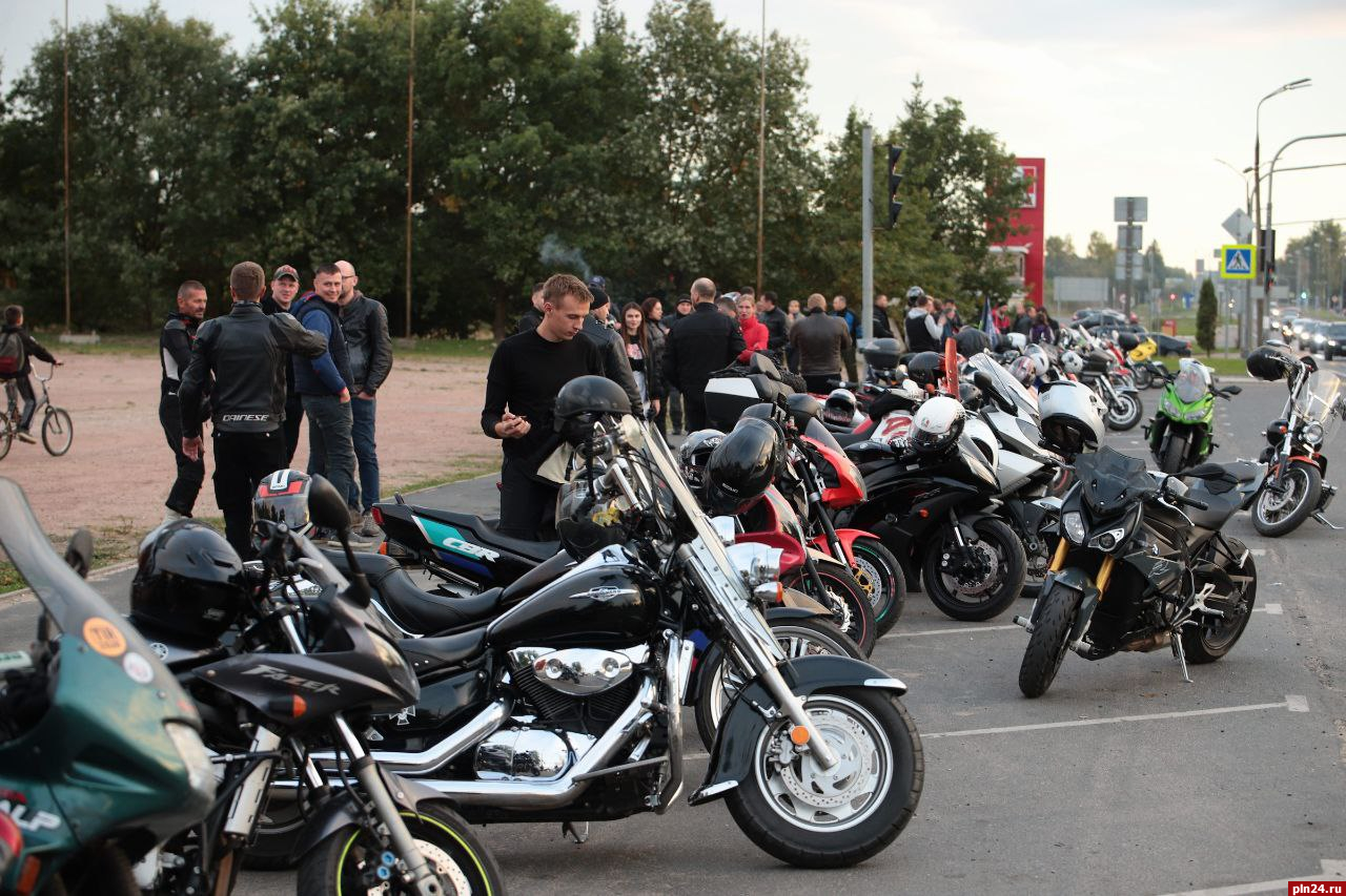 Погибших мотоциклистов вспоминают в Пскове. ФОТО