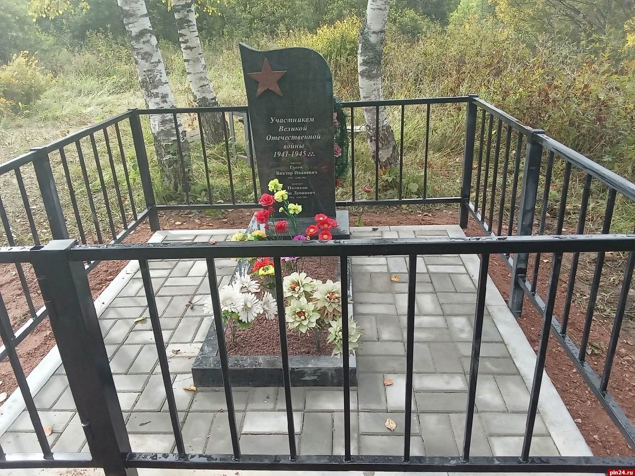 Мемориальную табличку установят на воинском захоронении в Дедовичах