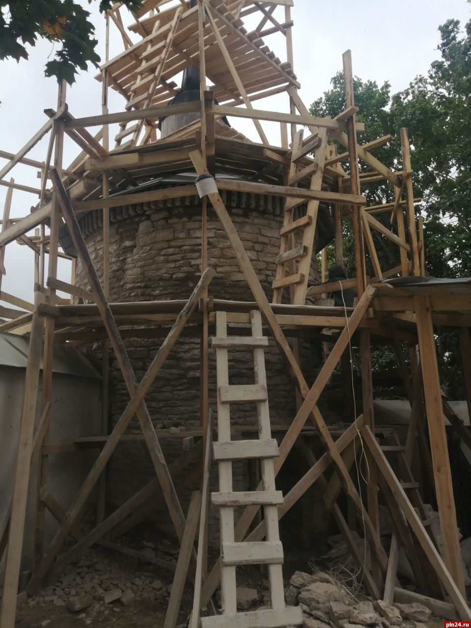 Продолжаются работы по приведению в порядок каменной ограды и башен Снетогорского монастыря
