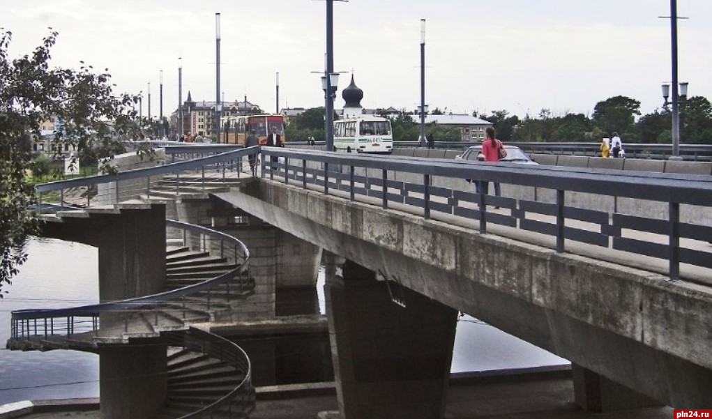 Борис Елкин объяснил, почему покрытие Ольгинского моста не ремонтировали летом