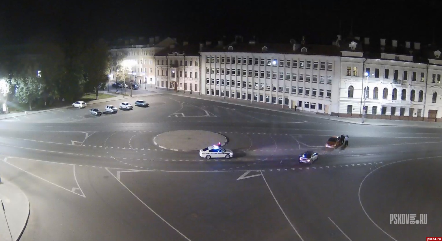Два автомобиля столкнулись на Октябрьской площади в Пскове