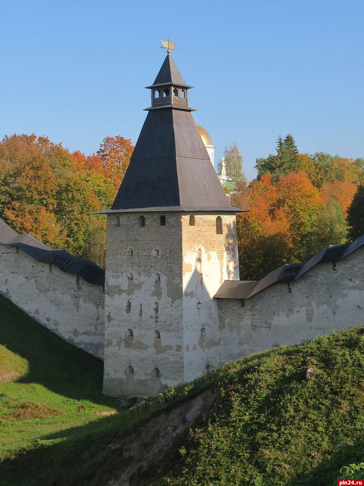 Кованую решетку и подъемный механизм установят в башне Псково-Печерского монастыря