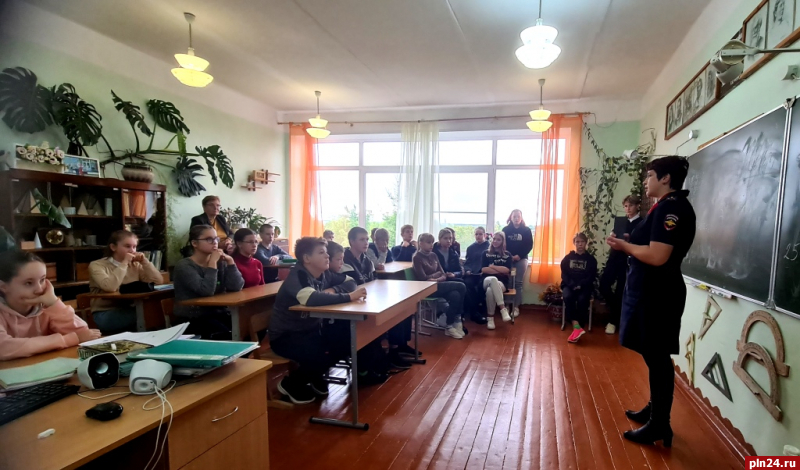 Сотрудники псковской ГИБДД посещают школы в рамках недели безопасности