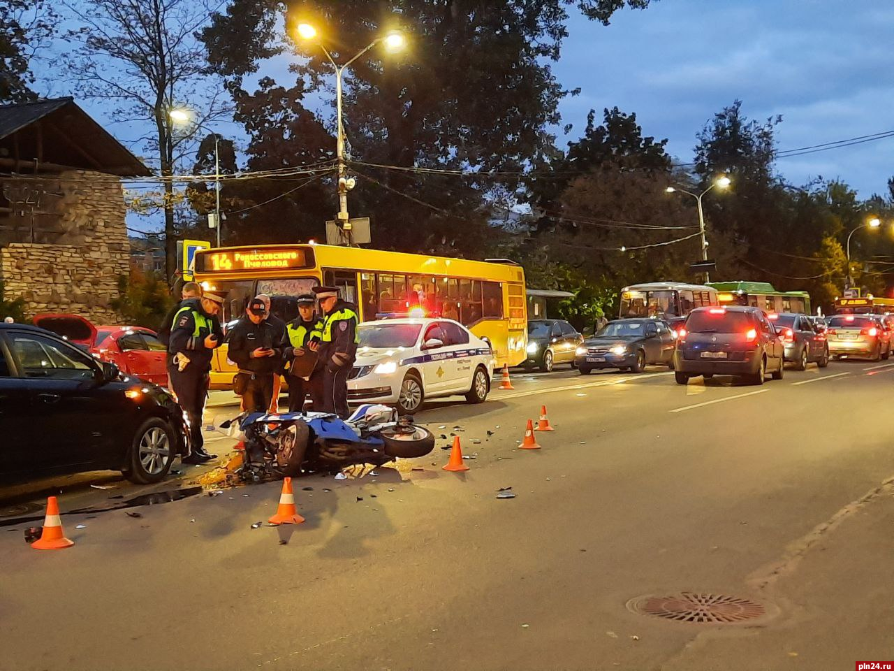 Мотоцикл и два автомобиля столкнулись на Октябрьском проспекте в Пскове. ФОТО