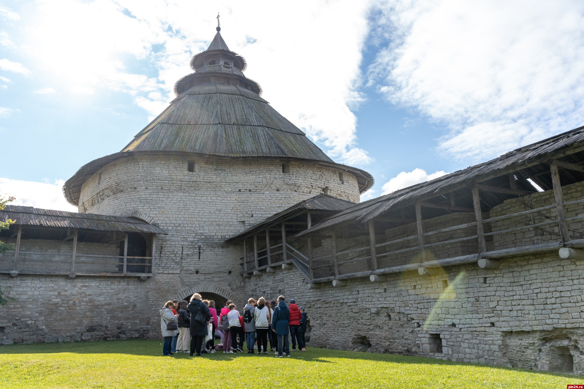 Пятиклассники посетили Покровскую башню в Пскове