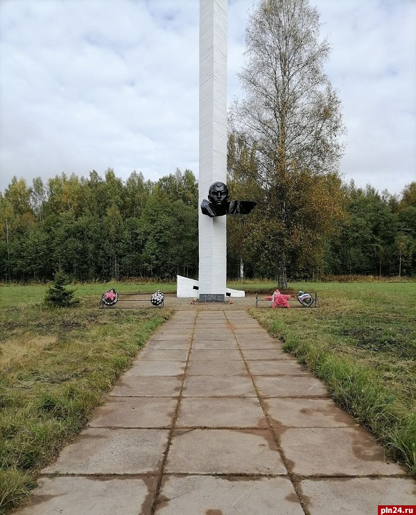 Мемориал Героя Советского Союза благоустроили в Локнянском районе