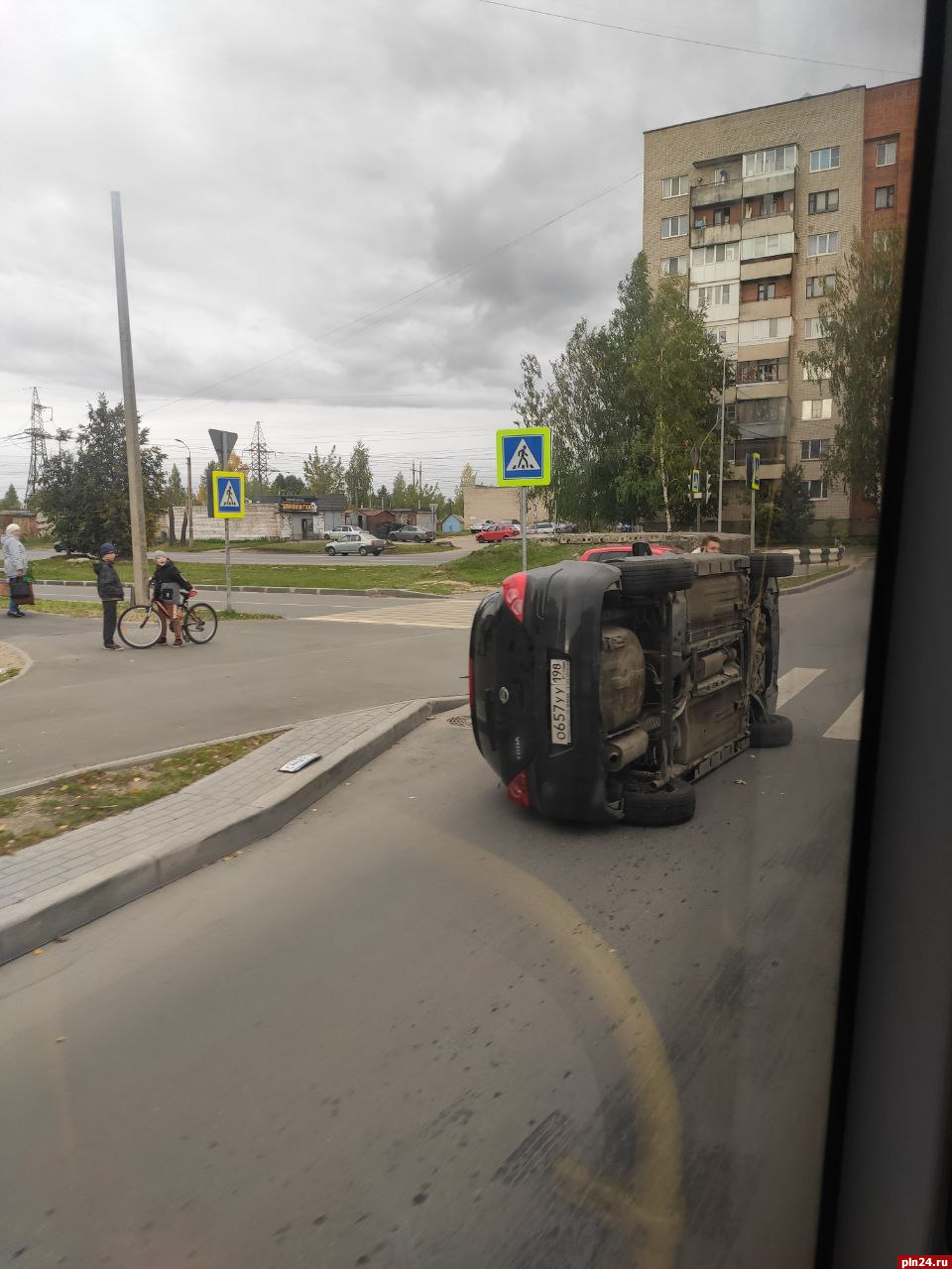 Автомобиль перевернулся на бок в результате ДТП на Запсковье. ФОТО