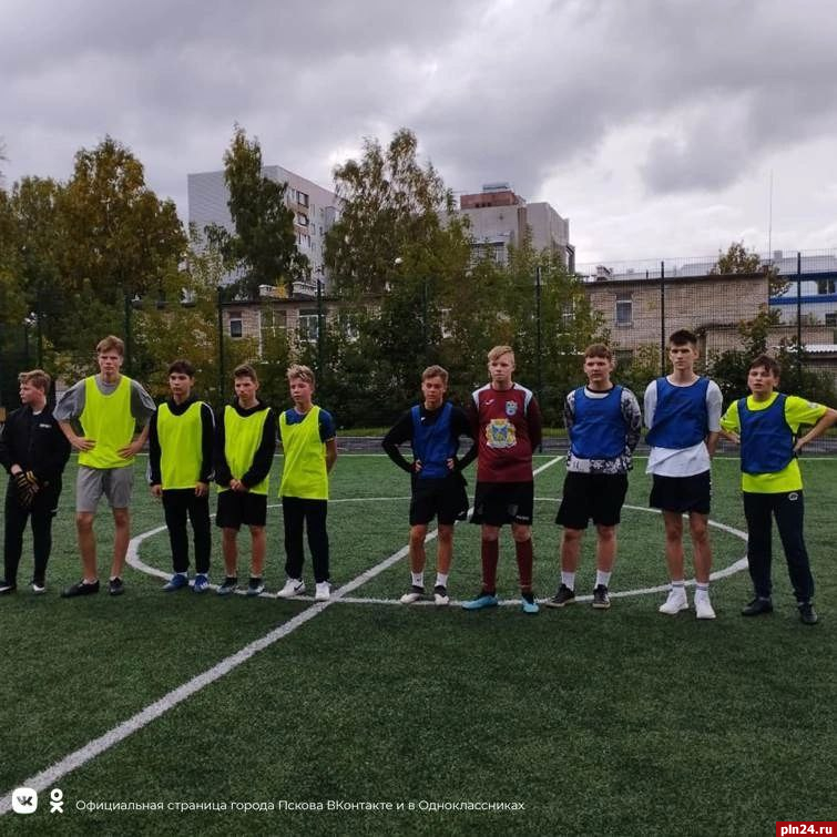 Соревнования по мини-футболу среди школ проходят в Пскове