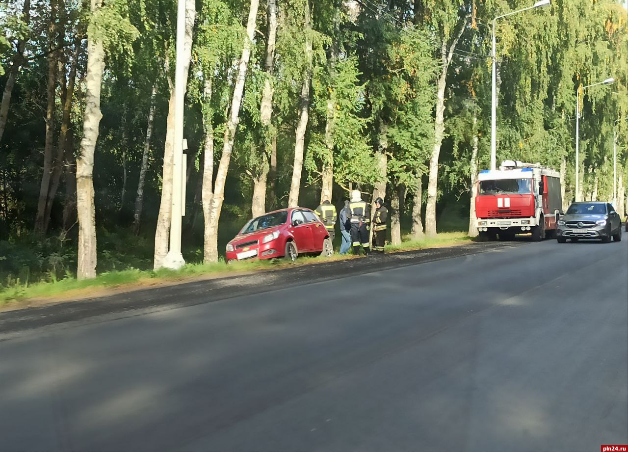 Сhevrolet съехал в кювет на дороге Псков - Рига вблизи деревни Уграда