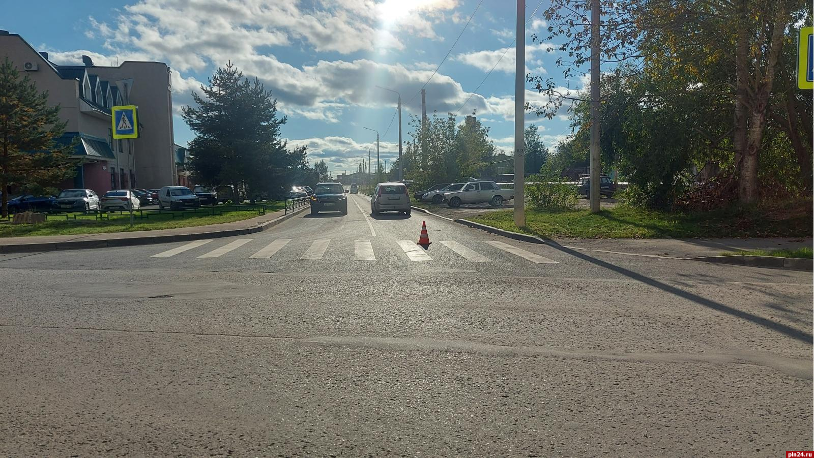 Автомобиль сбил пенсионерку в Пскове, водитель скрылся с места ДТП
