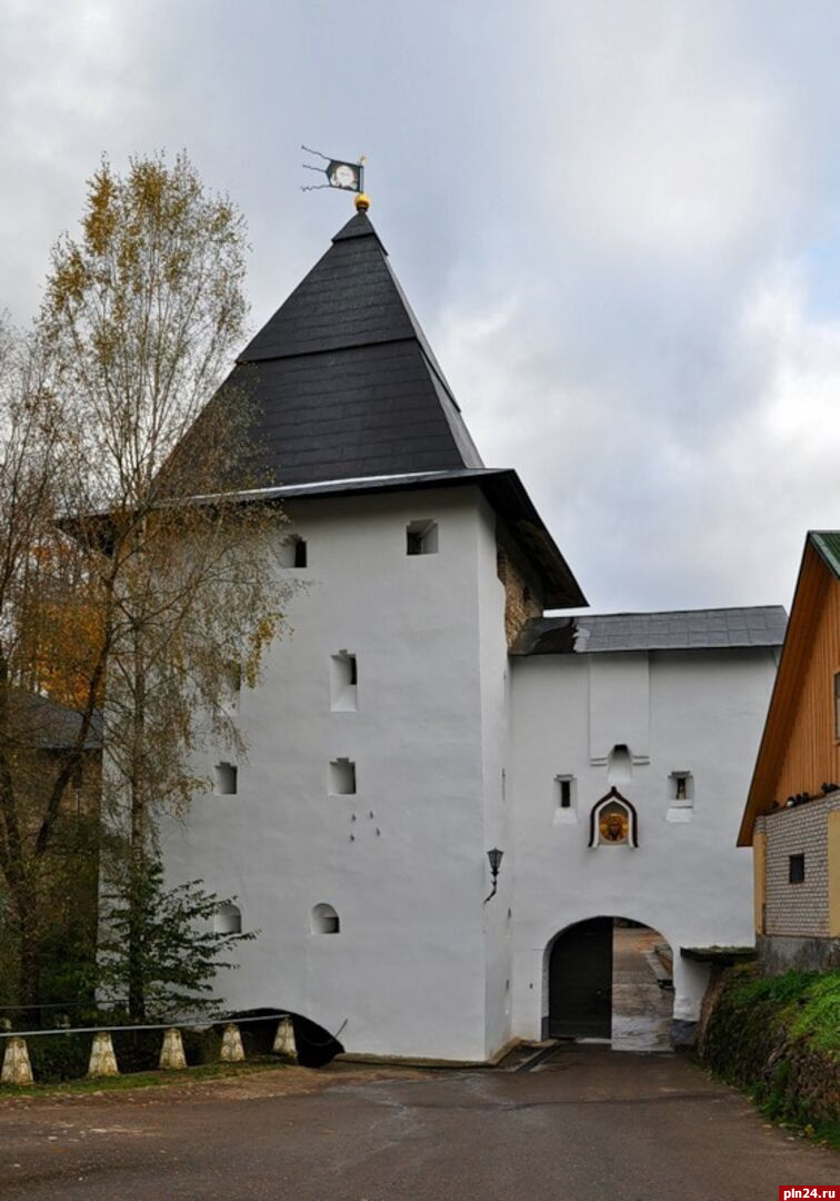 Механизм прапора-флюгера Башни нижних решеток отремонтируют в Псково-Печерском монастыре
