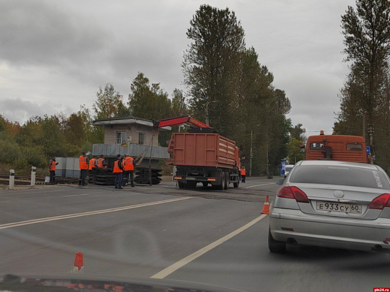 Фотофакт: На Крестовском шоссе в Пскове приводят в порядок железнодорожный переезд