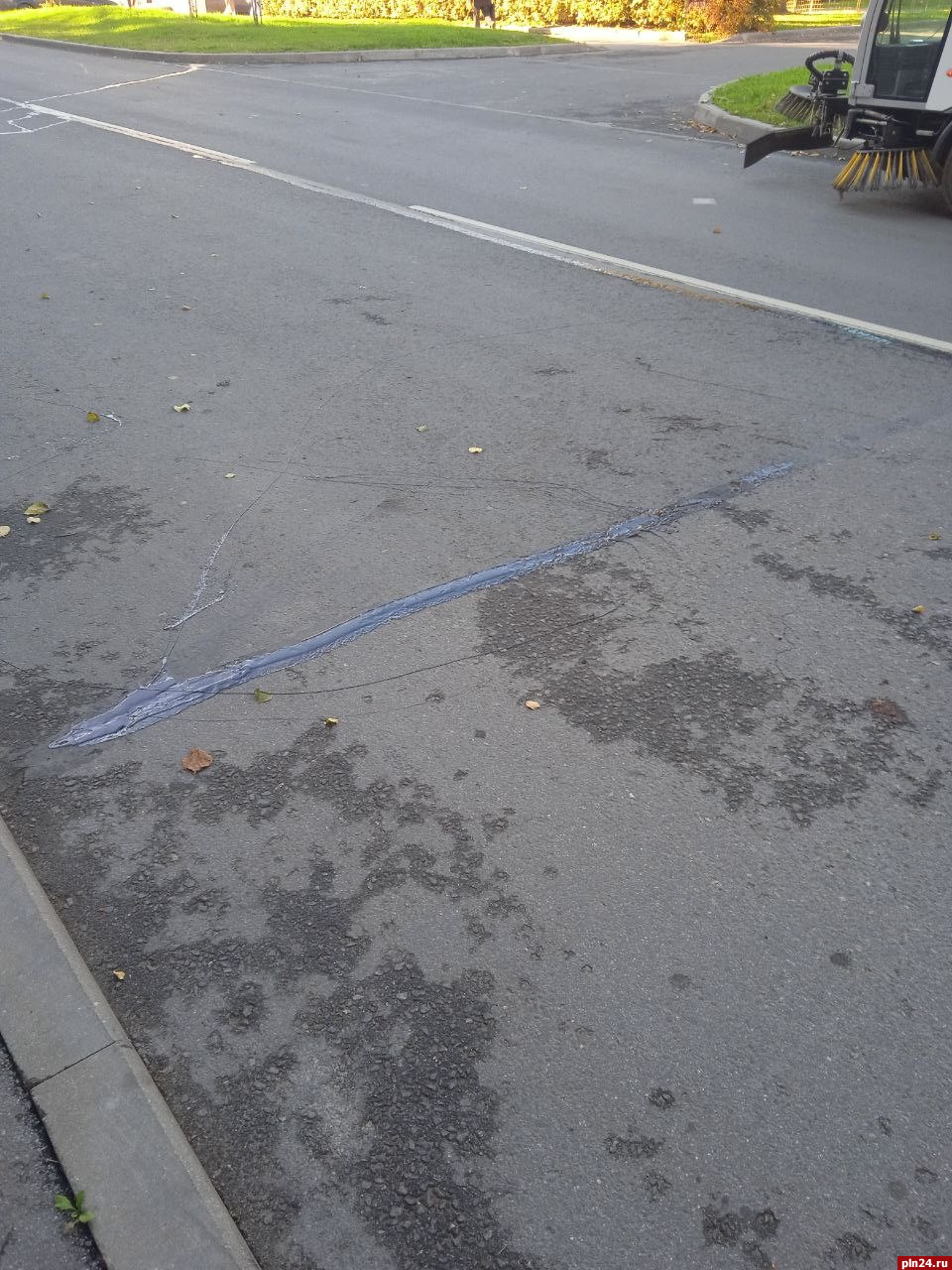 «Не вляпайтесь»: на участке улицы Конной в Пскове пролили швы