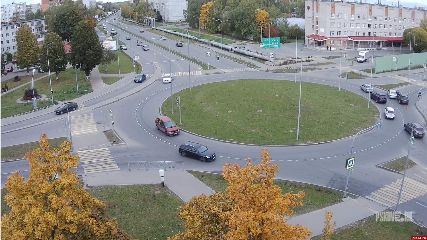 Два автомобиля столкнулись на круговом перекрестке в Пскове