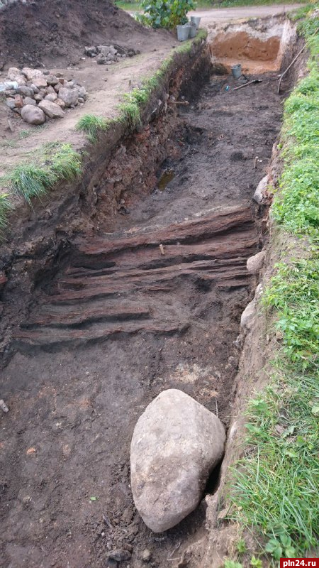 Фрагмент миски и светец нашли археологи на раскопках в Печорах