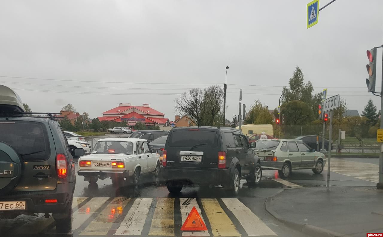 ДТП с двумя автомобилями затрудняет движение на улице Чудской в Пскове. ФОТО