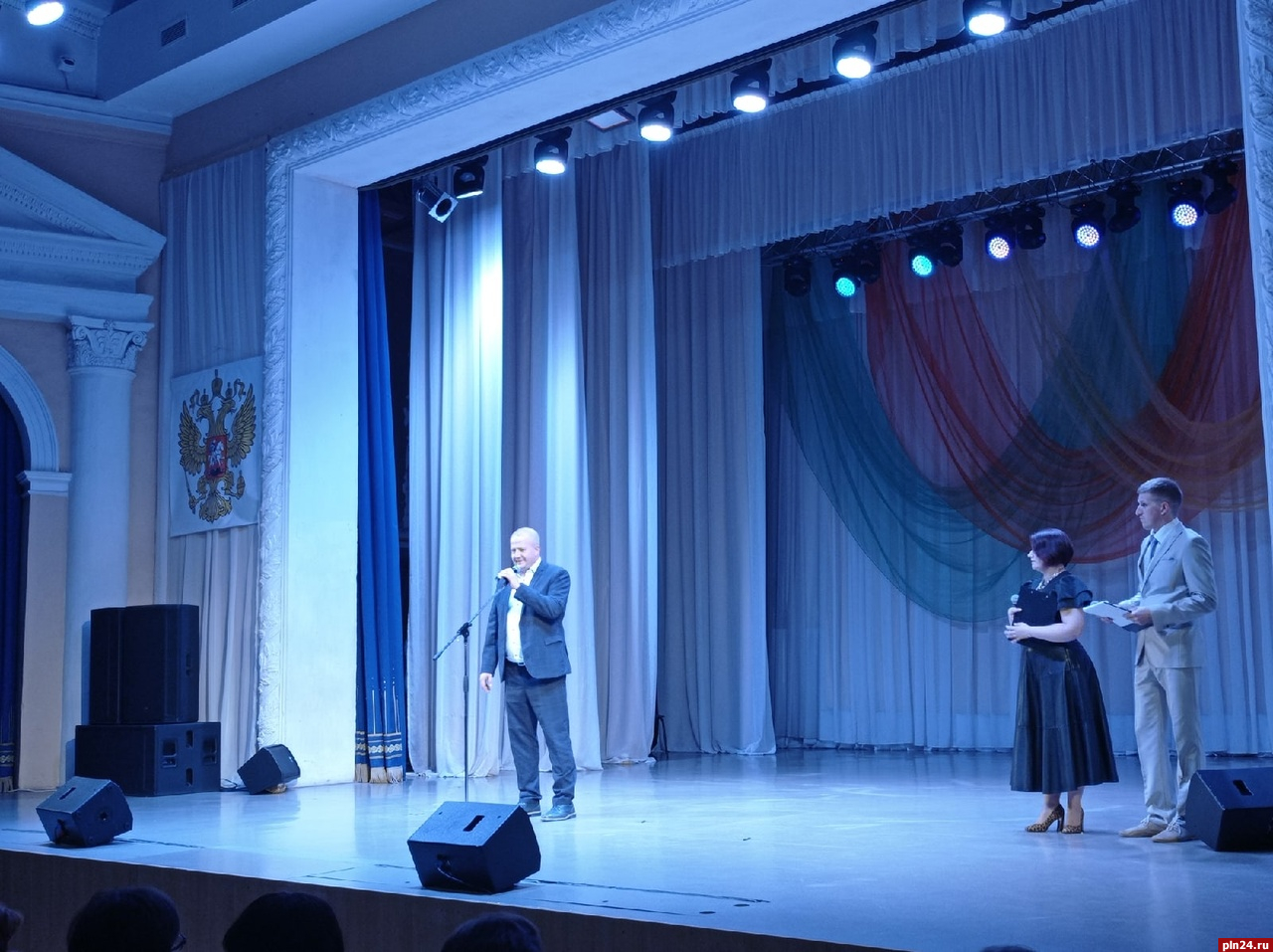 Псковским учителям и воспитателям вручили награды за добросовестный труд