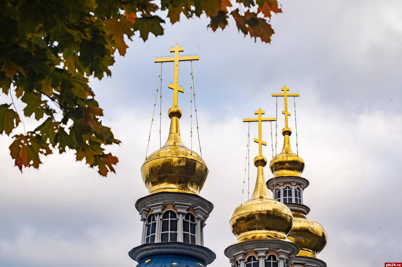 Православные псковичи отмечают праздник Воздвижения Креста Господня