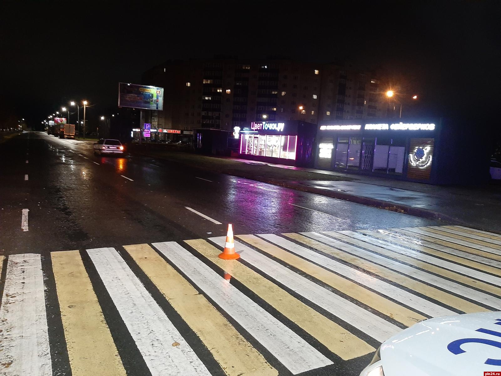 Автомобилист сбил женщину на «зебре» в Пскове и скрылся