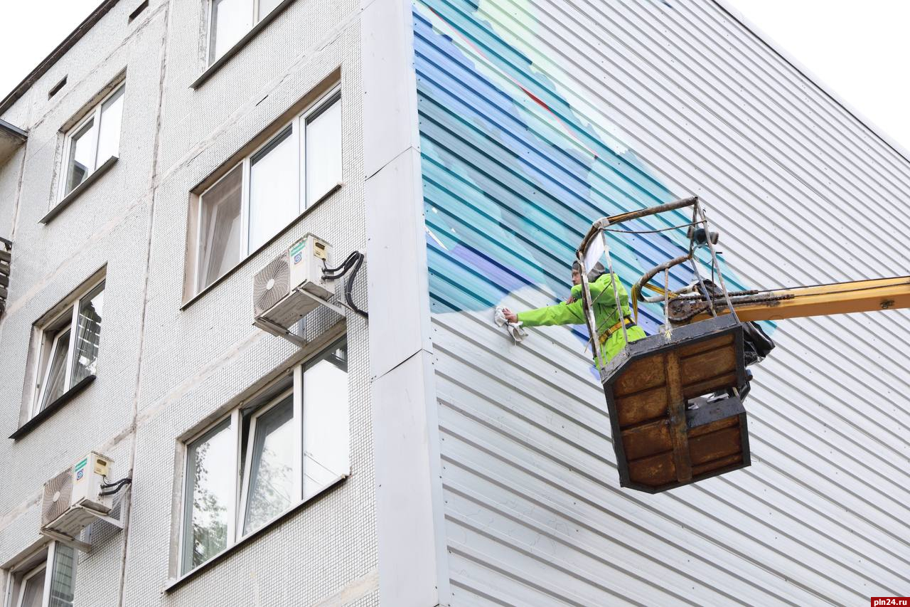 Картину «Самолёты. Аэросев» продолжают рисовать на фасаде жилого дома в Пскове. ФОТО