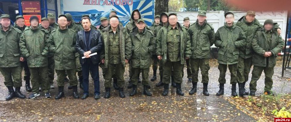 «Наши мужики держатся достойно»: районные власти посетили псковских мобилизованных