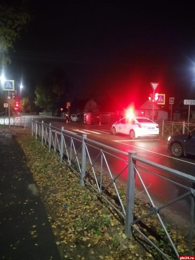 Renault врезался в ВАЗ в Великих Луках, пострадала 22-летняя девушка