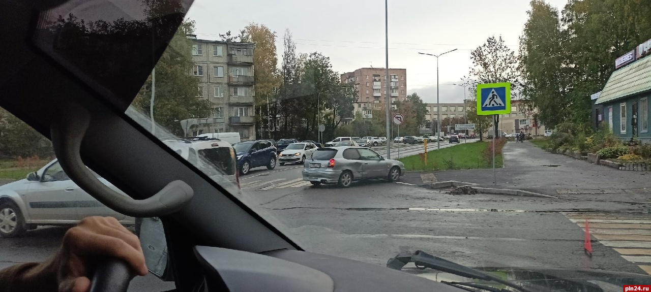«Закончил маневр по-псковски»: легковой автомобиль въехал в столб на перекрестке