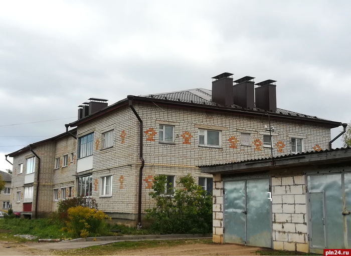 Крыши двух многоквартирных домов отремонтировали в Псковской области