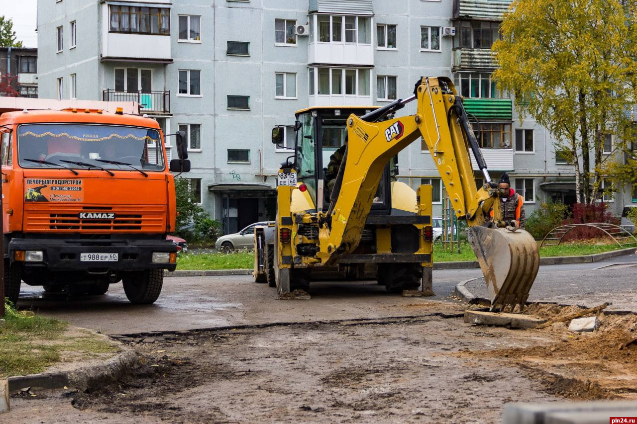 Три междворовых проезда отремонтируют в Пскове до конца ноября