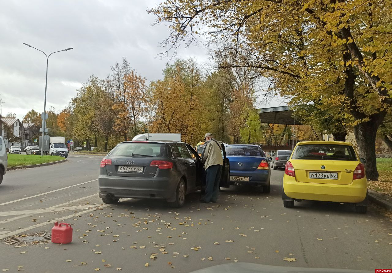 Движение автомобилей затруднено на Кузнецкой в Пскове из-за ДТП