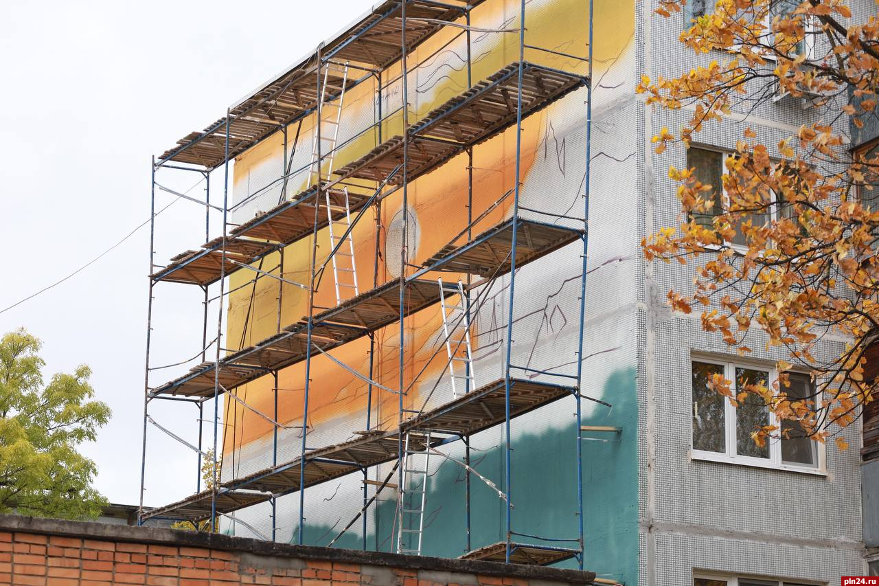 Рисовать мурал начали на фасаде дома на улице Труда в Пскове