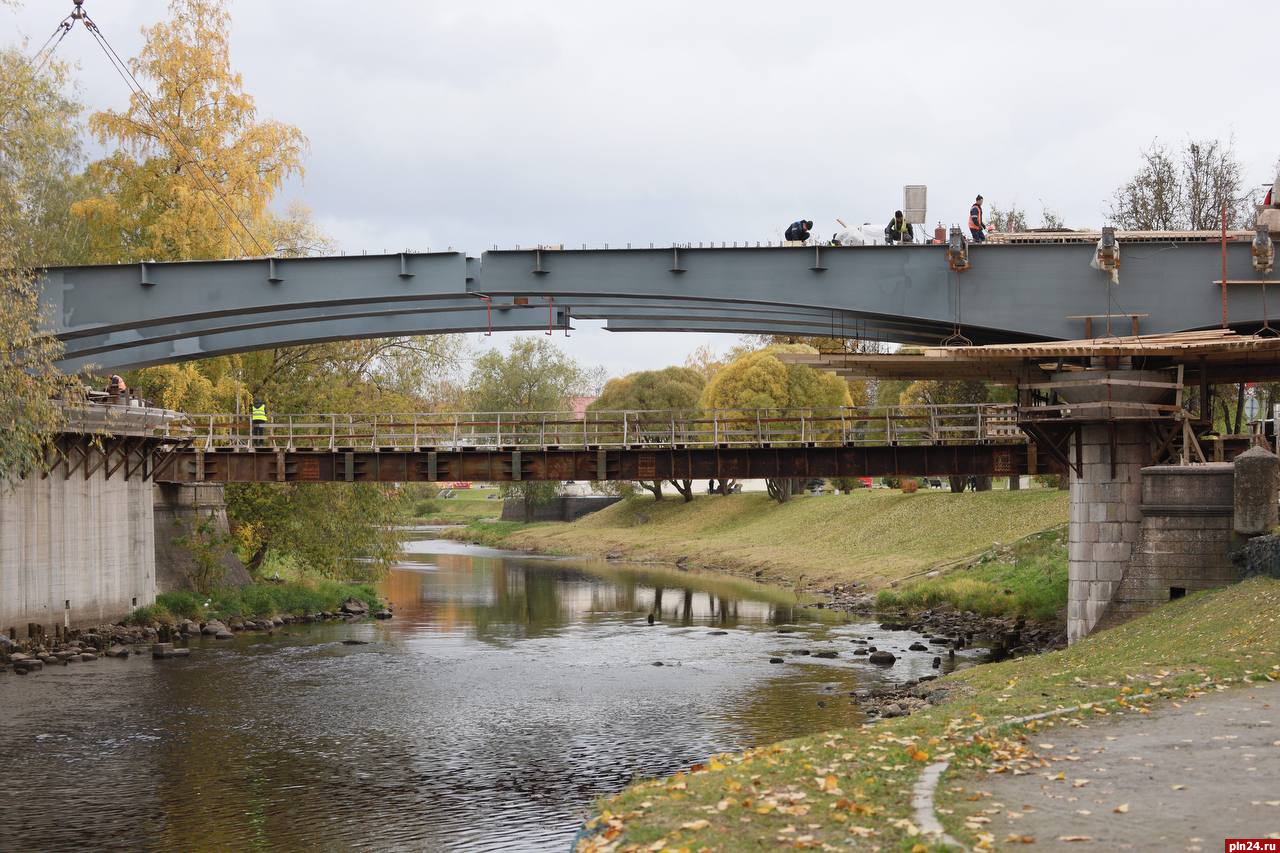 Несущие конструкции установили на Троицком мосту Пскова. ФОТО