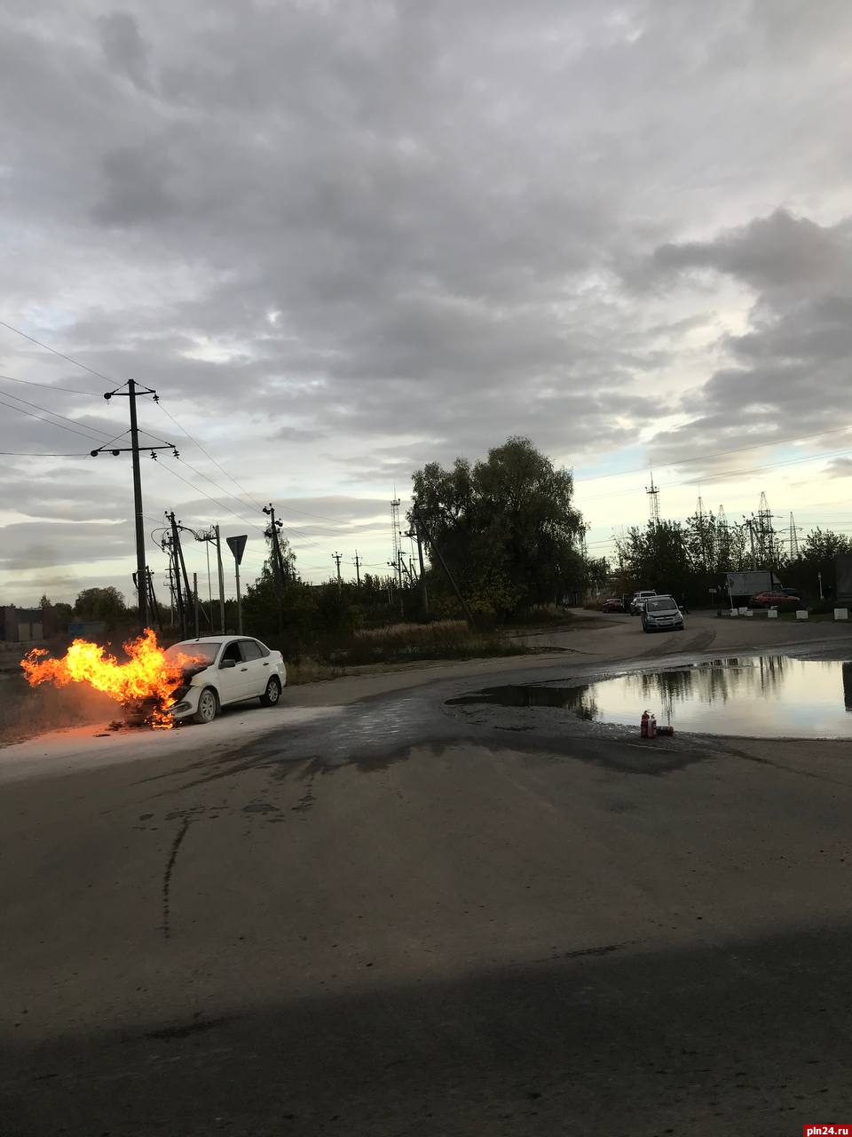 Автомобиль горит возле АГЗС в Пскове
