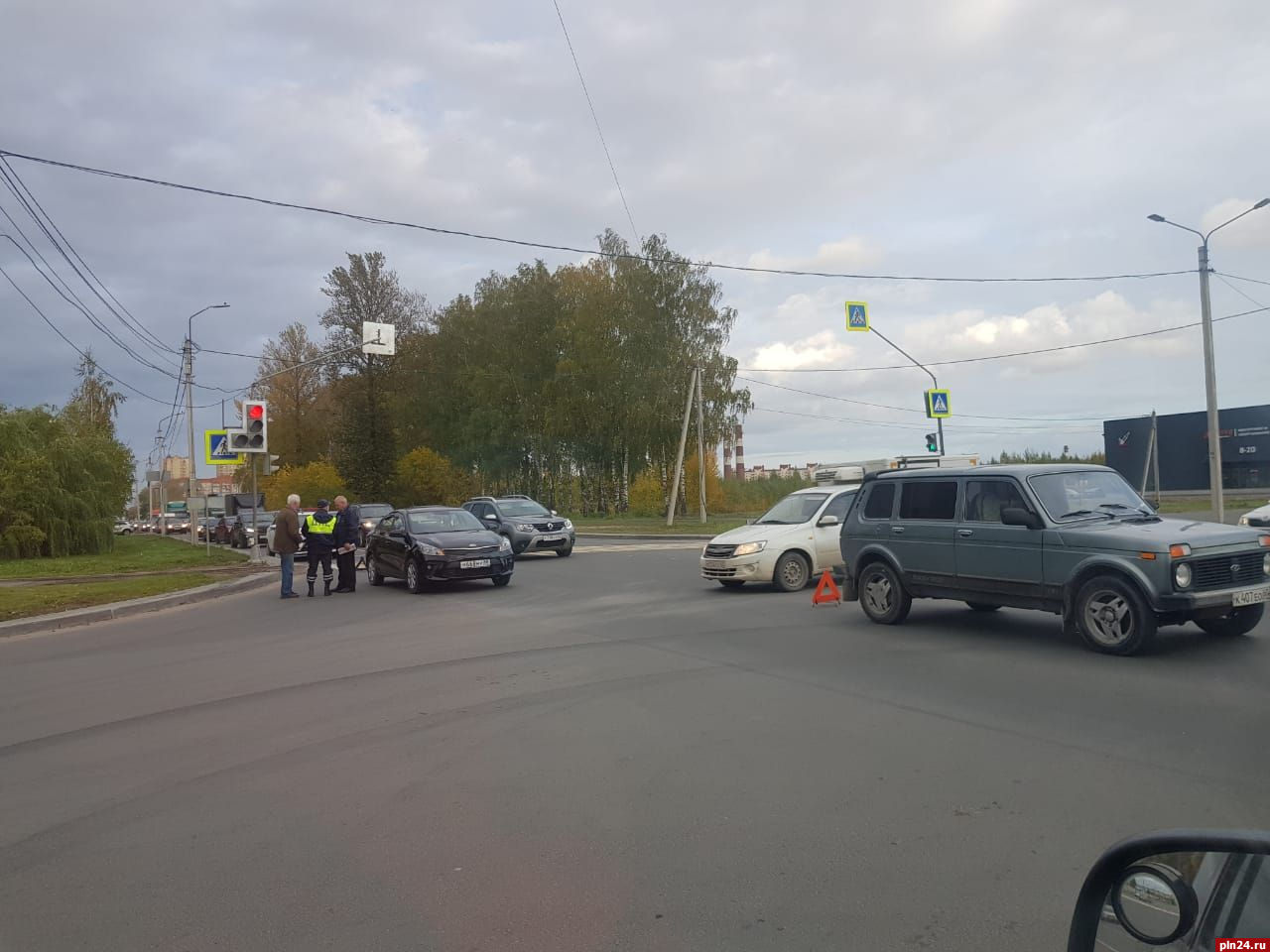 Два автомобиля столкнулись возле кафе в Пскове