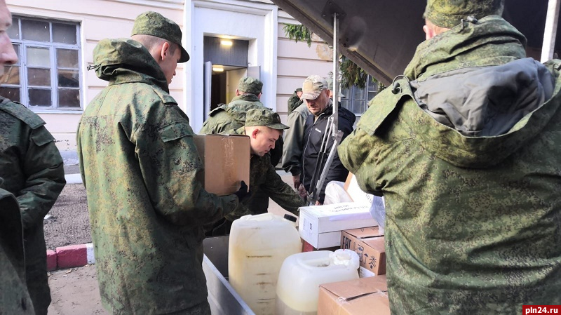 Мобилизованных великолучан в учебной части навестили общественники и представители власти