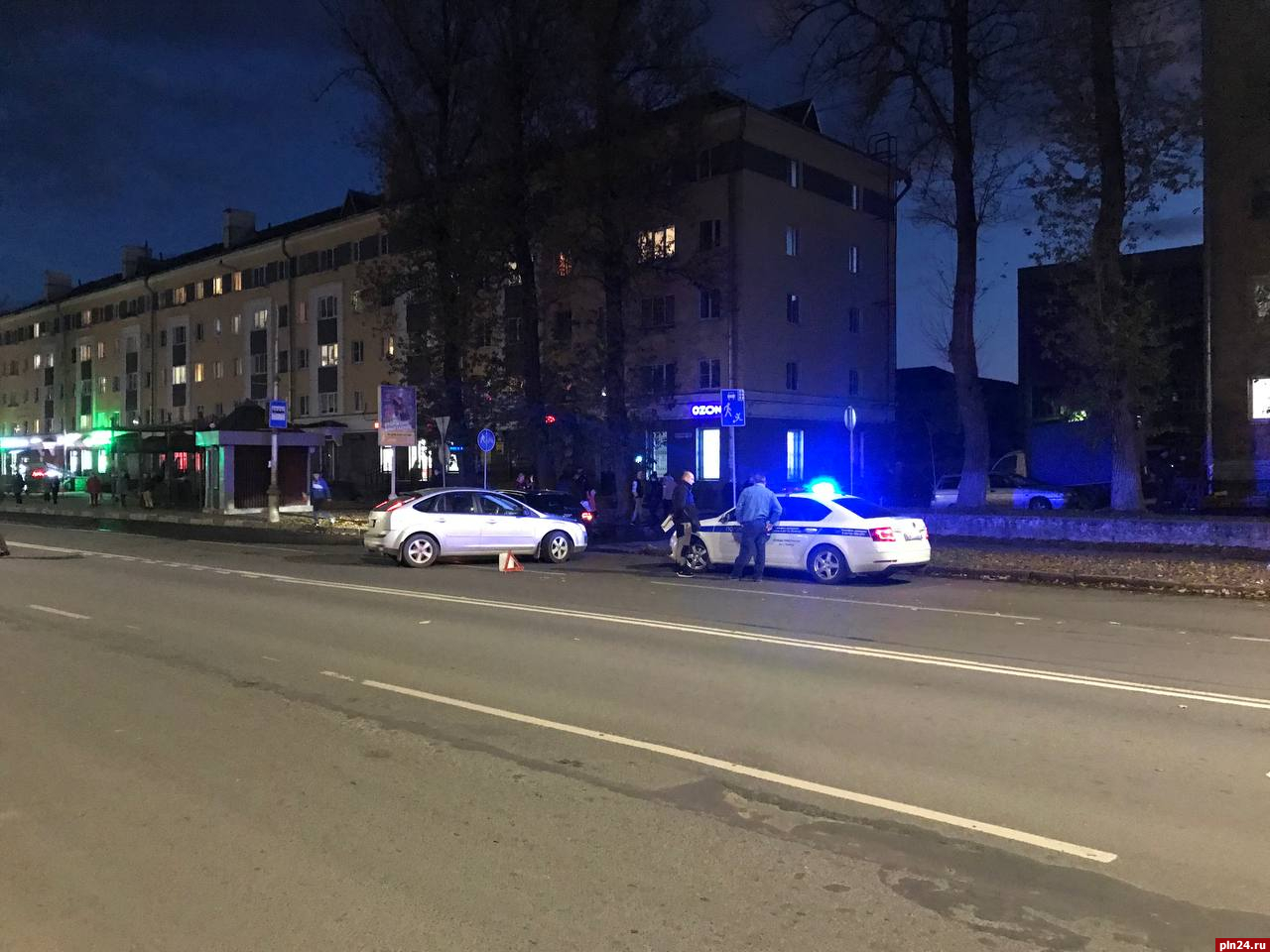 Два автомобиля столкнулись напротив «Максимуса» в Пскове