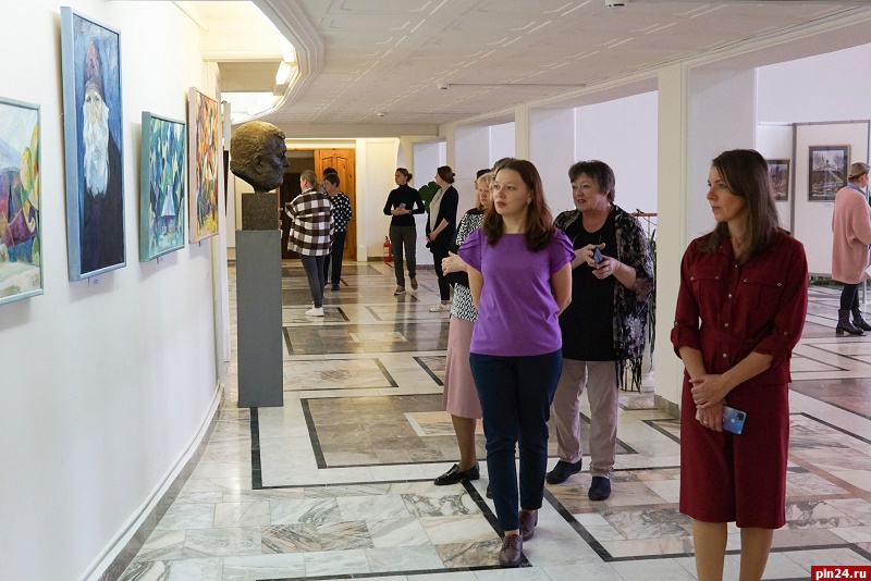 Выставку-подарок «Михайловскому» подготовили художники из Великого Новгорода