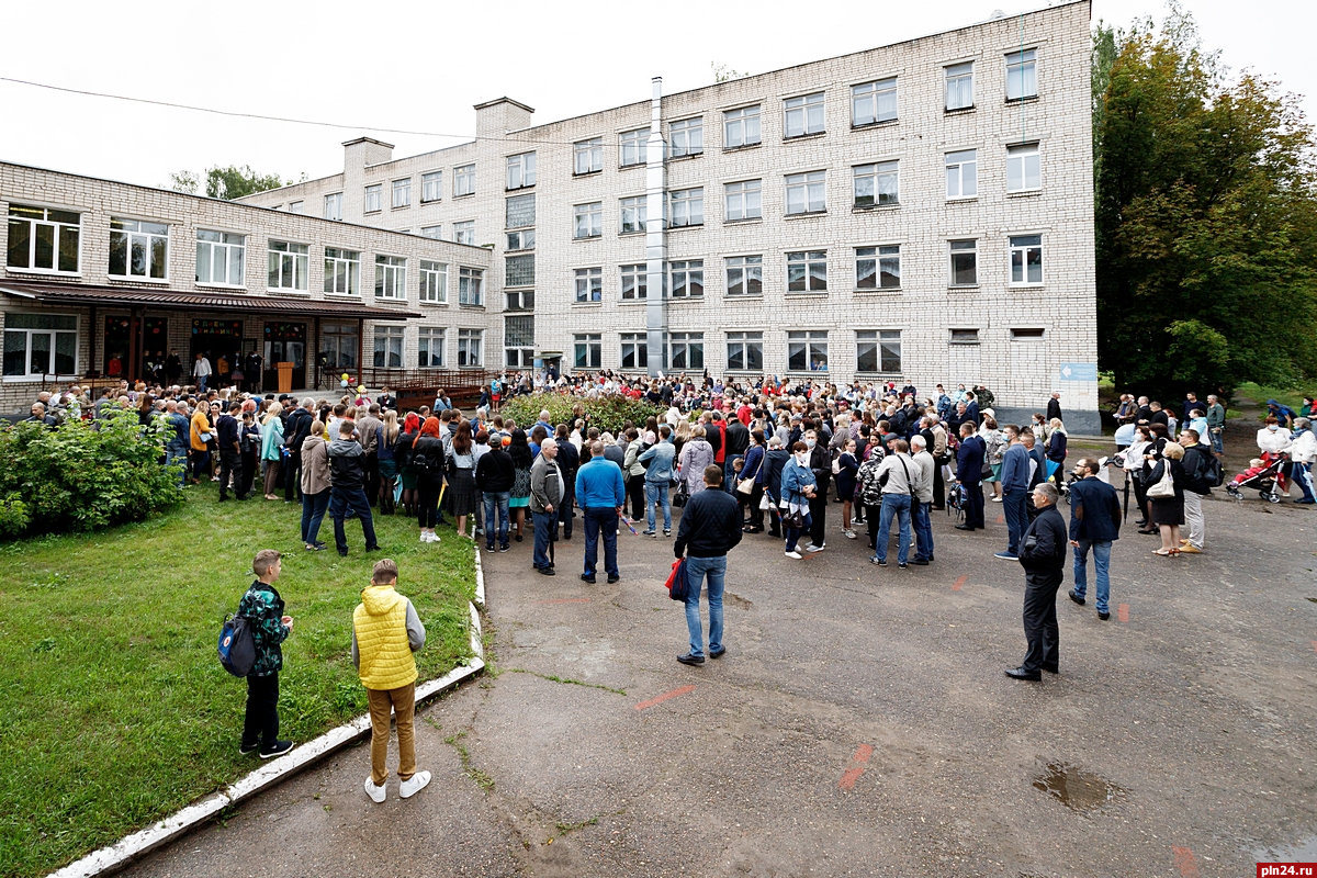 Строительство новых школ в Псковской области позволит убрать вторую смену - Андрей Ермаков