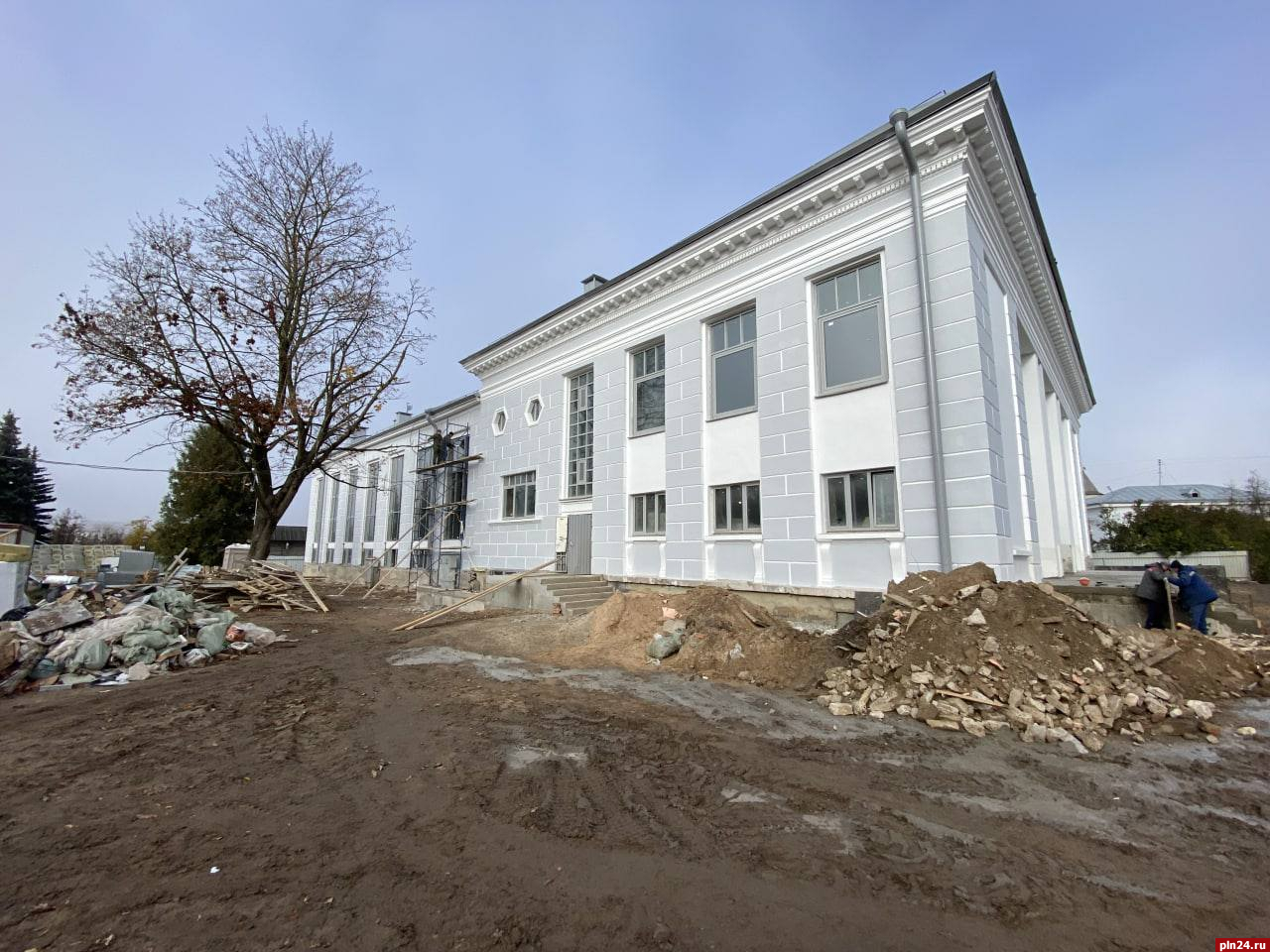 Завершаются работы на фасаде бывшего кинотеатра «Октябрь» в Пскове