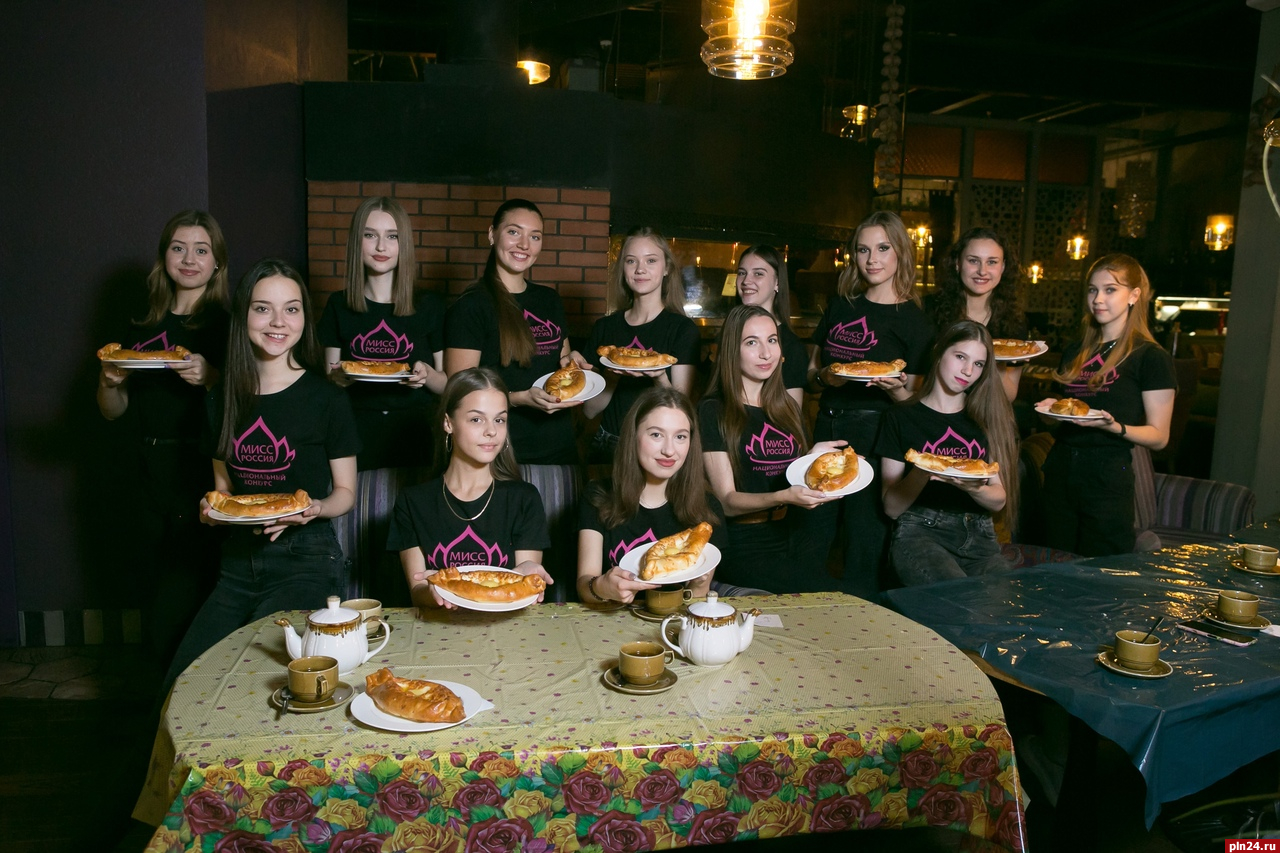 Полуфиналистки фестиваля «Мисс и Миссис Псков» приготовили хачапури по-аджарски