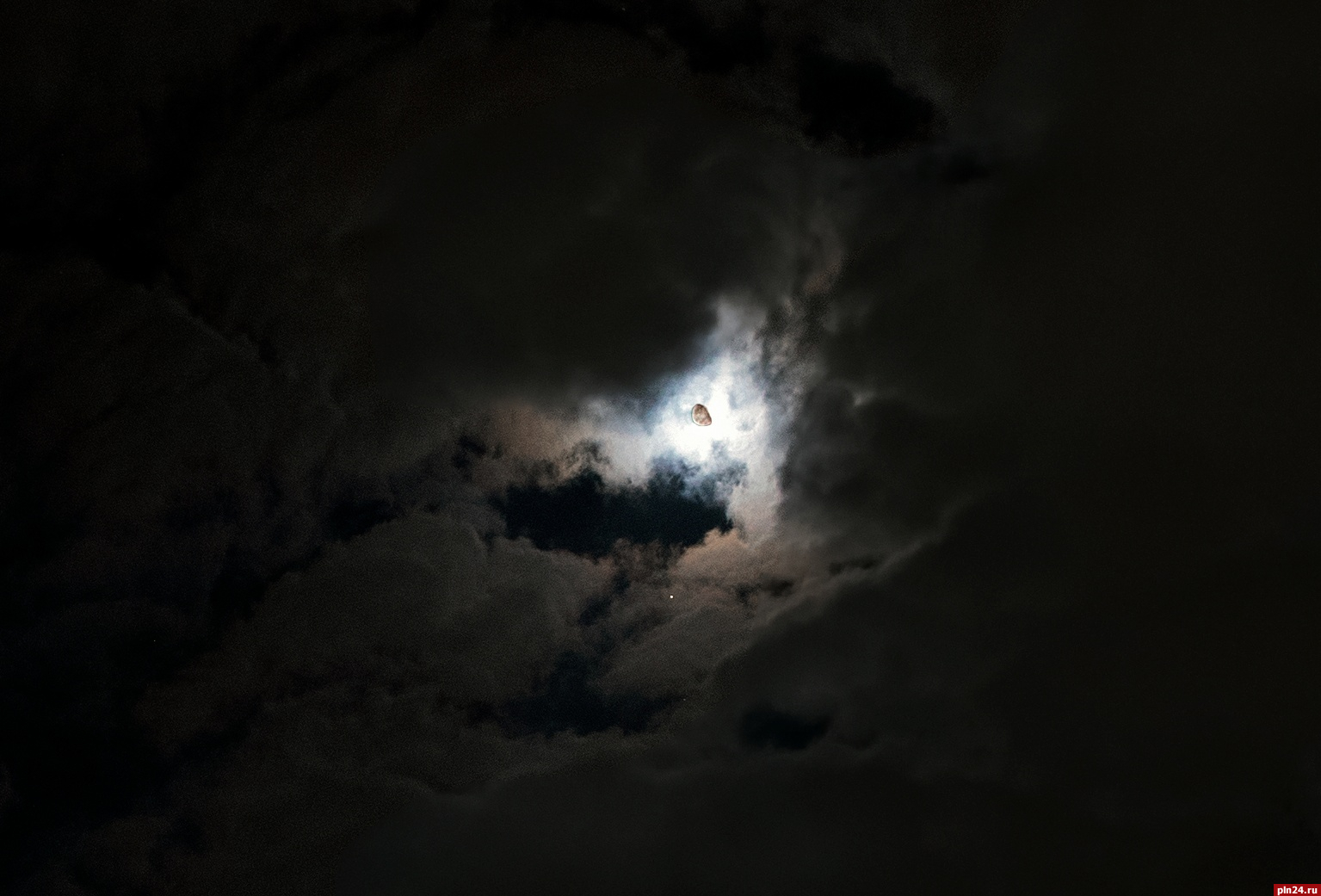 Соединение Луны с Марсом запечатлели в небе над Псковом
