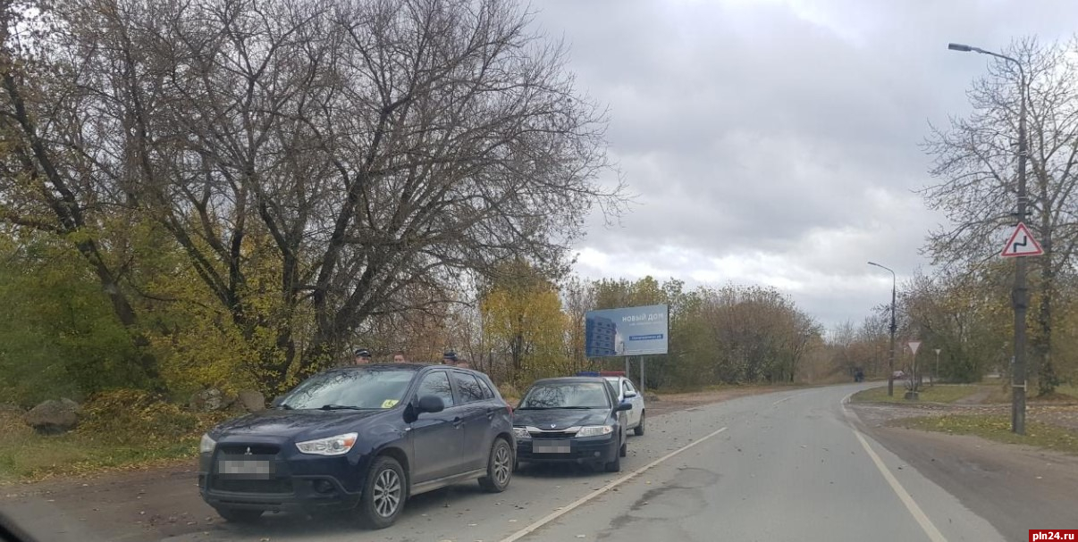 Два автомобиля не поделили проезжую часть на улице Алмазной в Пскове