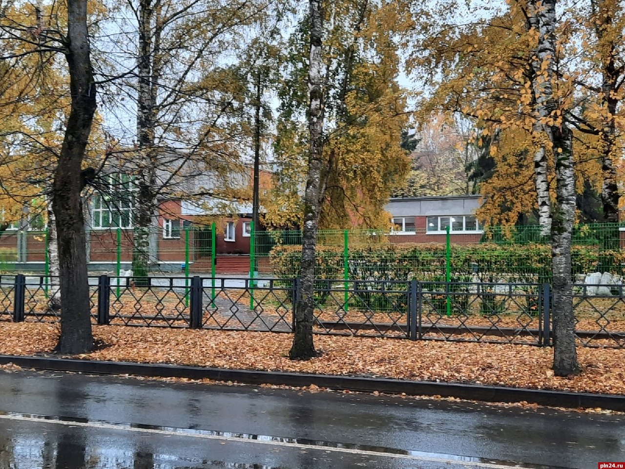 Фотофакт: Забор обновляют вокруг школы №23 в Пскове