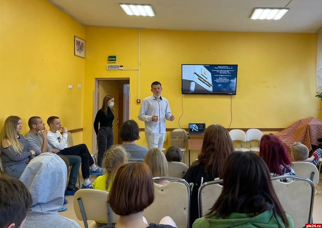Псковские курсанты провели игру «Поймай преступника» в центре помощи детям