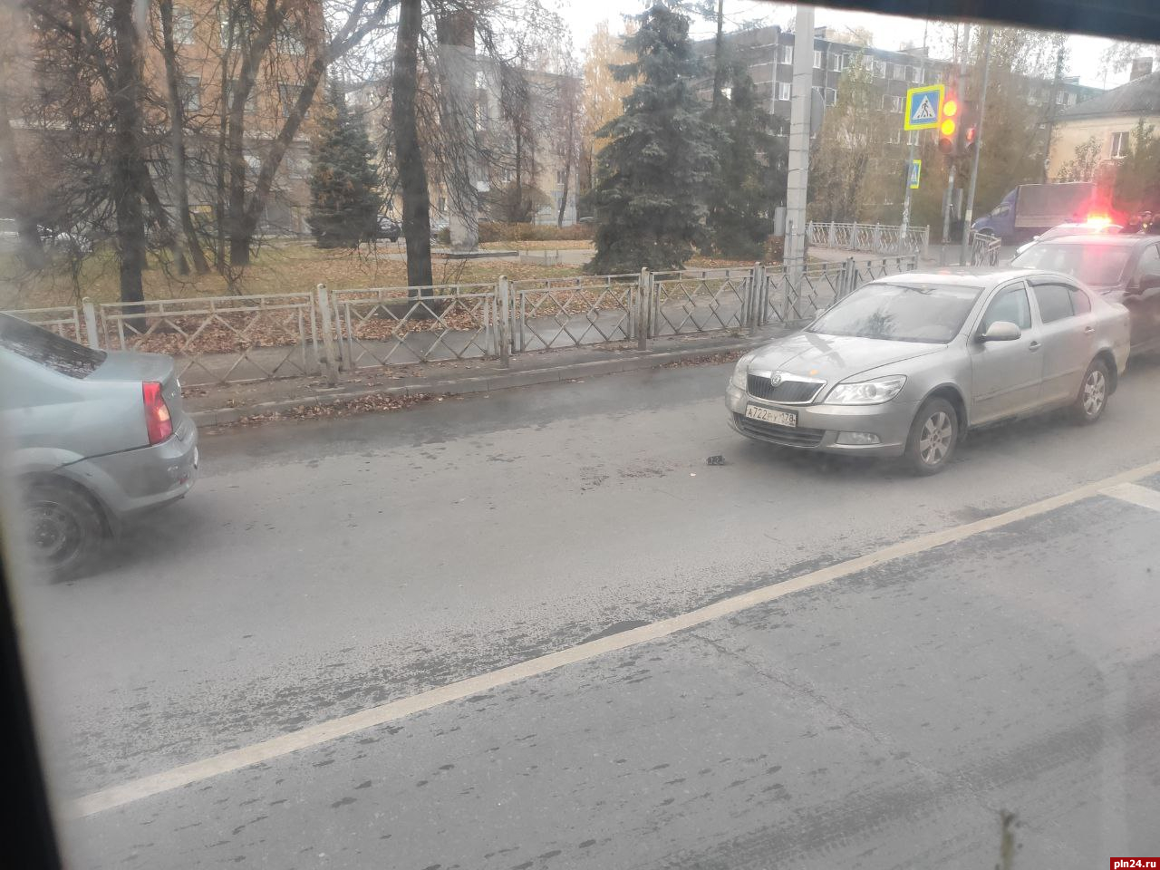 Три автомобиля столкнулись возле автовокзала в Пскове