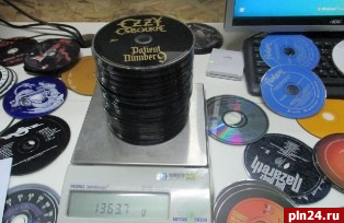 Более 150 кг CD-дисков пытался провезти молдаванин через границу РФ в Себежском районе